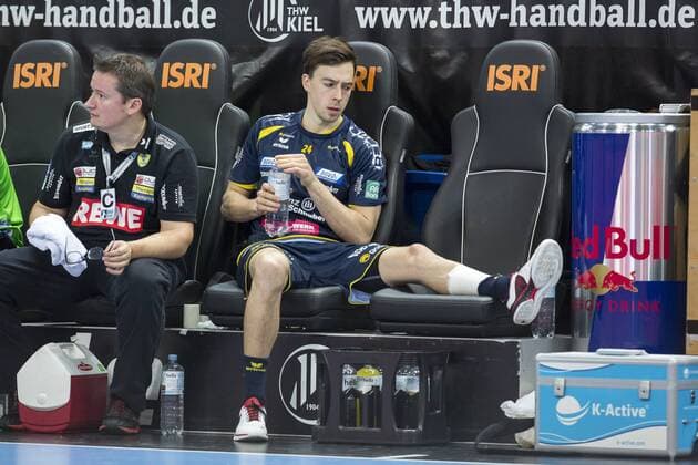 Kiel Patrick Groetzki (Nr. 24, Rhein-Neckar-Loewen) auf der Bank mit seinem kaputten Fuss. THW Kiel vs Rhein-Neckar Loewen, Handball, 1. Liga, 23.12.15 Copyright: Koenigx Eibner-Pressefoto EP_fkg