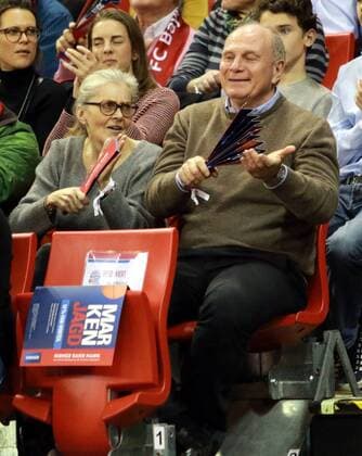 Uli Hoeneß und Ehefrau Susanne jubeln Basketball BBL FC Bayern Basketball - S.Oliverr Baskets Würzburg 26.12.2015