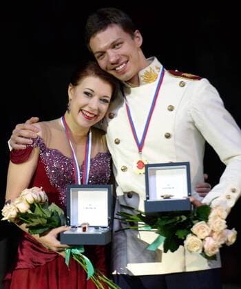 YEKATERINBURG, RUSSIA. DECEMBER 27, 2015. Gold medal winners Yekaterina Bobrova (L) and Dmitry Solovyev show their awards during the medal ceremony for the pairs Ice dancing Eistanzen competition at the 2015 2016 Russian Figure skating Eiskunstlauf Championships. Donat Sorokin TASS  TS014B8C