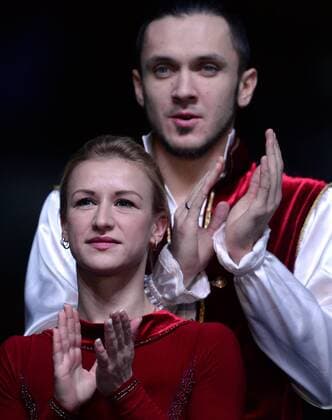 YEKATERINBURG, RUSSIA. DECEMBER 27, 2015. Gold medal winners Tatyana Volosozhar (front) and Maxim Trankov celebrate during the medal ceremony for the pairs Figure skating Eiskunstlauf competition at the 2015 2016 Russian Figure Skating Championships. Donat Sorokin TASS  TS014B8D