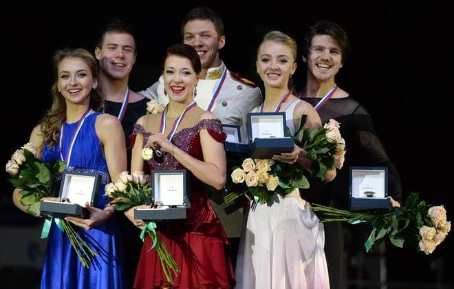 YEKATERINBURG, RUSSIA. DECEMBER 27, 2015. Silver medallists Viktoria Sinitsina and Nikita Katsalopov, gold medal winners Yekaterina Bobrova and Dmitry Solovyev, and bronze medallists Alexandra Stepanova and Ivan Bukin (L-R) pose for a group photograph during the medal ceremony for the pairs Ice dancing Eistanzen competition at the 2015 2016 Russian Figure skating Eiskunstlauf Championships. Donat Sorokin TASS  TS014B9C
