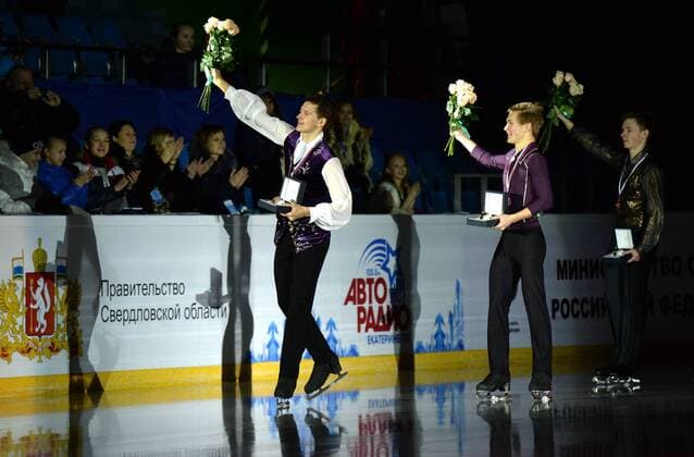 YEKATERINBURG, RUSSIA. DECEMBER 27, 2015. Gold medal winner Maxim Kovtun, silver medallist Mikhail Kolyada, and bronze medallist Alexander Petrov (L-R) acknowledge the audience after the medal ceremony for the men s singles Figure skating Eiskunstlauf competition at the 2015 2016 Russian Figure Skating Championships. Donat Sorokin TASS  TS014B9A
