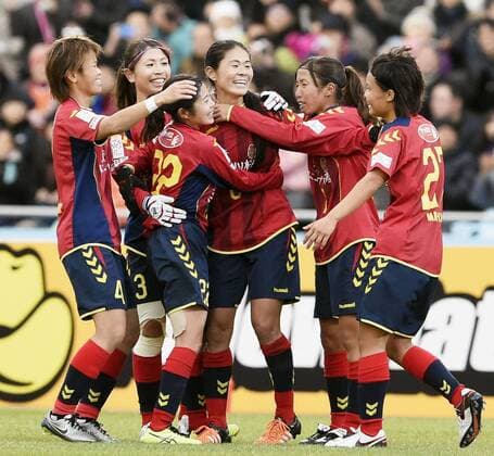 Fairytale finish as Sawa scores winning goal in last match of career INAC Kobe Leonessa s Homare Sawa (C) and her teammates celebrate after their 1-0 victory over Albirex Niigata Ladies in the Emperor s Cup final at Todoroki Stadium in Kawasaki, south of Tokyo, on Dec. 27, 2015. Sawa, former Women s World Player of the Year, announced earlier in the month she would retire at the end of the season. 