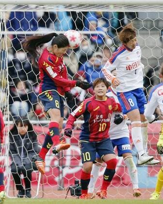 Fairytale finish as Sawa scores winning goal in last match of career INAC Kobe Leonessa s Homare Sawa (L) scores a winning header during the second half of the Emperor s Cup final against Albirex Niigata Ladies at Todoroki Stadium in Kawasaki, south of Tokyo, on Dec. 27, 2015. Sawa, former Women s World Player of the Year, announced earlier in the month she would retire at the end of the season. 