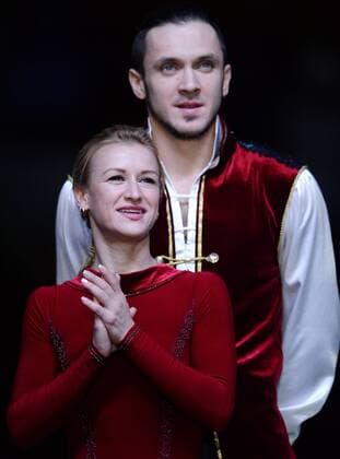 YEKATERINBURG, RUSSIA. DECEMBER 27, 2015. Gold medal winners Tatyana Volosozhar (front) and Maxim Trankov celebrate during the medal ceremony for the pairs Figure skating Eiskunstlauf competition at the 2015 2016 Russian Figure Skating Championships. Donat Sorokin TASS  TS014B96
