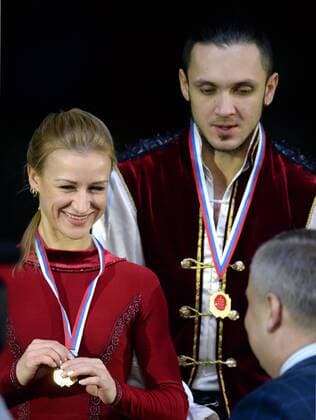YEKATERINBURG, RUSSIA. DECEMBER 27, 2015. Gold medal winners Tatyana Volosozhar (L) and Maxim Trankov celebrate during the medal ceremony for the pairs Figure skating Eiskunstlauf competition at the 2015 2016 Russian Figure Skating Championships. Donat Sorokin TASS  TS014B93