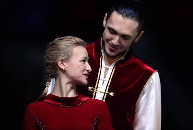 YEKATERINBURG, RUSSIA. DECEMBER 27, 2015. Gold medal winners Tatyana Volosozhar (front) and Maxim Trankov celebrate during the medal ceremony for the pairs Figure skating Eiskunstlauf competition at the 2015 2016 Russian Figure Skating Championships. Donat Sorokin TASS  TS014B8E
