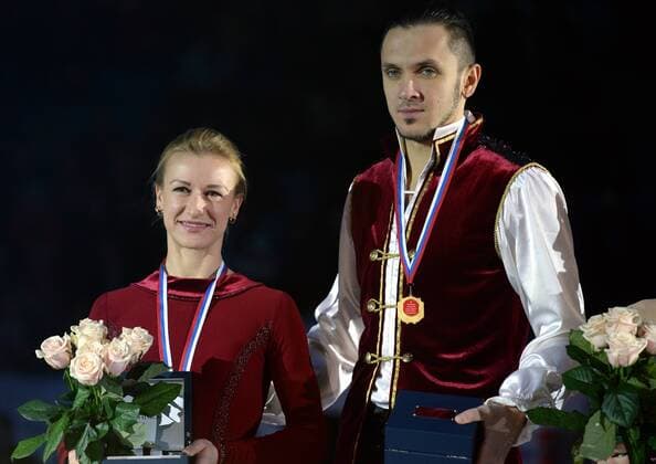 YEKATERINBURG, RUSSIA. DECEMBER 27, 2015. Gold medal winners Tatyana Volosozhar (L) and Maxim Trankov during the medal ceremony for the pairs Figure skating Eiskunstlauf competition at the 2015 2016 Russian Figure Skating Championships. Donat Sorokin TASS  TS014B8F