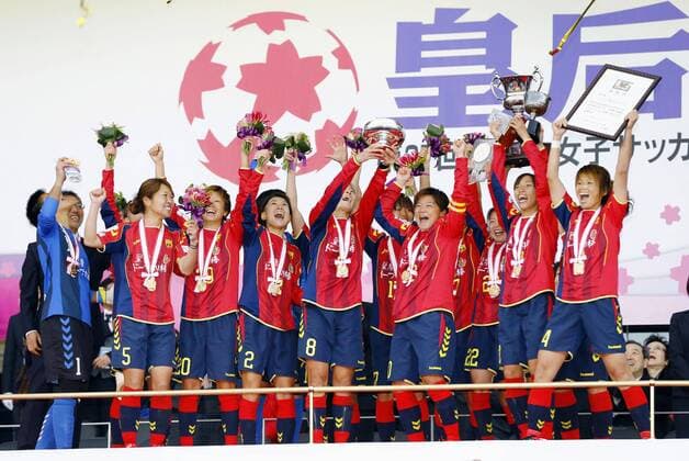Fairytale finish as Sawa scores winning goal in last match of career INAC Kobe Leonessa s players celebrate after beating Albirex Niigata Ladies 1-0 in the Emperor s Cup final at Todoroki Stadium in Kawasaki, south of Tokyo, on Dec. 27, 2015. 