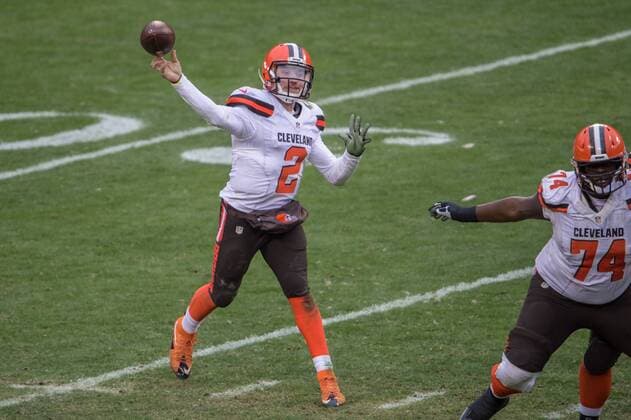 DEC 27, 2015: Cleveland Browns QB Johnny Manziel ( 2) making a throw during the regular NFL American Football Herren USA football game between the Kansas City Chiefs and the Cleveland Browns at Arrowhead Stadium in Kansas City, Missouri.. NFL Football 2015: Cleveland Browns vs Kansas City Chiefs DEC 27 - ZUMAc04_