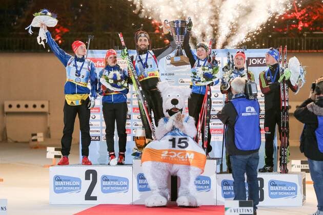 Biathlon WTC 2015, 28.12.2015 Martin Fourcade und Marie Dorin-Habert (Frankreich FR) bei der Medaillenzeremonie bei der Biathlon WTC 2015 am 28.12.2015 in der Veltins-Arena in Gelsenkirchen (Nordrhein-Westfalen). Links Ondrej Moravec und Gabriela Soukalova (Tschechien CZ), rechts Vanessa Hinz (Deutschland GER) und Simon Schempp (Deutschland GER). Martin Fourcade und Marie Dorin-Habert (Frankreich FR) during the medal ceremony of the Biathlon WTC 2015 on 28.12.2015 in the Veltins-Arena in Gelsenkirchen (Deutschland) xakx