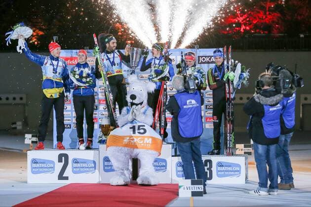 Biathlon WTC 2015, 28.12.2015 Martin Fourcade und Marie Dorin-Habert (Frankreich FR) bei der Medaillenzeremonie bei der Biathlon WTC 2015 am 28.12.2015 in der Veltins-Arena in Gelsenkirchen (Nordrhein-Westfalen). Links Ondrej Moravec und Gabriela Soukalova (Tschechien CZ), rechts Vanessa Hinz (Deutschland GER) und Simon Schempp (Deutschland GER). Martin Fourcade und Marie Dorin-Habert (Frankreich FR) during the medal ceremony of the Biathlon WTC 2015 on 28.12.2015 in the Veltins-Arena in Gelsenkirchen (Deutschland) xakx