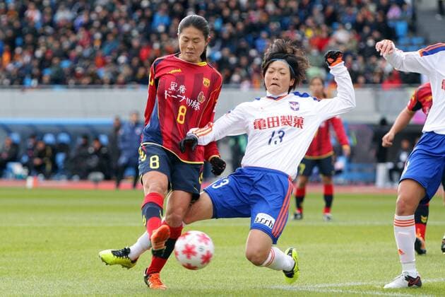 Homare Sawa (Leonessa), Kaede Nakamura (Albirex Ladies), DECEMBER 27, 2015 - Football Soccer : Homare Sawa of Leonessa kicks the ball during the 37th Empress s Cup final match between Albirex Niigata Ladies 0-1 INAC Kobe Leonessa at Kawasaki Todoroki Stadium in Kawasaki, Japan. Noxthirdxpartyxsales  (heia000862)