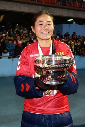 Homare Sawa (Leonessa), DECEMBER 27, 2015 - Football Soccer : Homare Sawa of INAC Kobe Leonessa celebrates with the trophy after winning the 37th Empress s Cup All Japan Women s Football Tournament Final match between Albirex Niigata Ladies 0-1 INAC Kobe Leonessa at Todoroki Stadium in Kanagawa, Japan. Noxthirdxpartyxsales  (pfta008105)