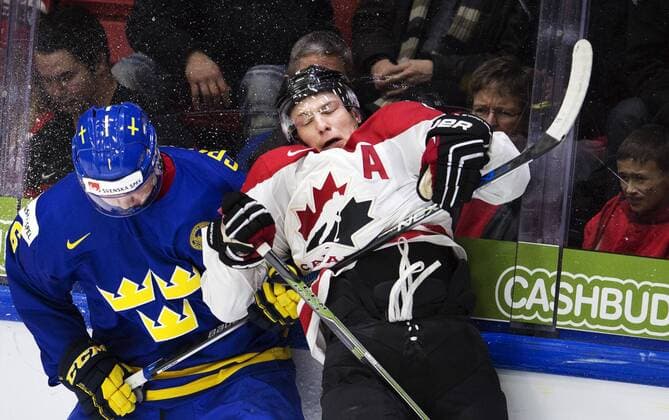 151231 Sveriges Carl Grundström i en duell med Kanadas Joe Hicketts under ishockeymatchen i junior-VM mellan Kanada och Sverige den 31 december 2015 i Helsingfors.  Copyright: JOELxMARKLUND BB151231JM027