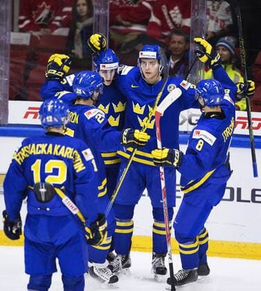 151231 Sveriges Jakob Forsbacka-Karlsson, Axel Holmström, Oskar Lindblom, Adrian Kempe och Gustav Forsling jublar efter 1-3-malet under ishockeymatchen i junior-VM mellan Kanada och Sverige den 31 december 2015 i Helsingfors.  Copyright: JOELxMARKLUND BB151231JM036