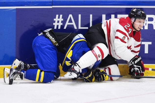 Bilder des Tages - SPORT 31.12.2015 151231 Sveriges Alexander Nylander i en duell med Kanadas Travis Dermott under ishockeymatchen i junior-VM mellan Kanada och Sverige den 31 december 2015 i Helsingfors.  Copyright: JOELxMARKLUND BB151231JM041