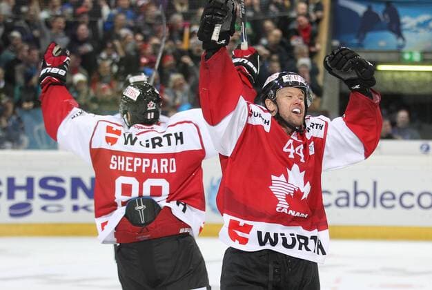 Eishockey - SPENGLER CUP DAVOS - 31.12.2015, Finale - Team CANADA vs. HC Lugano, Sieger Team CANADA - JUBEL James SHEPPARD und Aaron JOHNSON, -