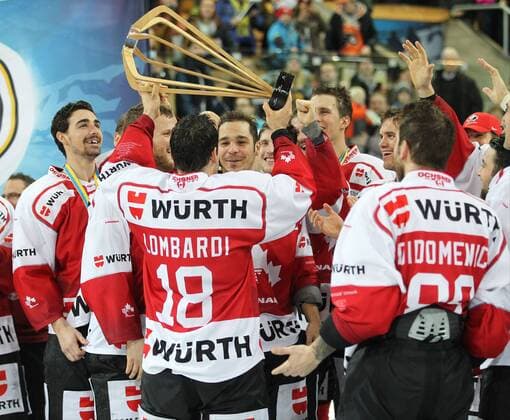 Eishockey - SPENGLER CUP DAVOS - 31.12.2015, Finale - Team CANADA vs. HC Lugano, Sieger Team CANADA - CAPITANO MATTHEW LOMBARDI FEIERT MIT SEINEN KOLLEGEN, -
