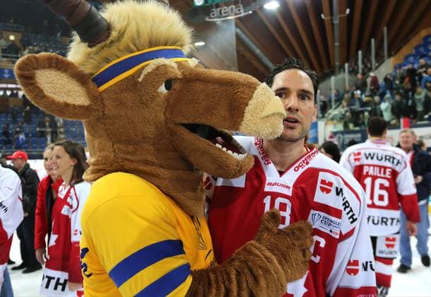 Eishockey - SPENGLER CUP DAVOS - 31.12.2015, Finale - Team CANADA vs. HC Lugano, Maskottchen HITSCH mit Kapitaen Matthew Lombardi (CAN), -