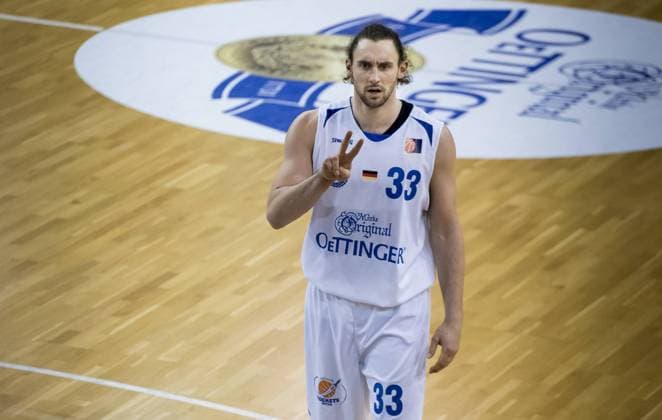 BASKETBALL PROA GOTHA-KIRCHHEIM 02 01 2016 - Gotha: Marco Völler 33 (Oettinger Rockets Gotha) zeigt Zwei im Basketball ProA Spiel der Oettinger Rockets Gotha gegen VfL Kirchheim Knights am 02. Januar 2016 in der Blauen Hölle in Gotha. _________________