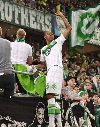 08.12.2015, Fussball, Saison 2015 2016, Champions League, 2015 16, Vorrunde, VfL Wolfsburg - Manchester United ManU 3:2, Jubel Naldo (VfL Wolfsburg) mit den Fans