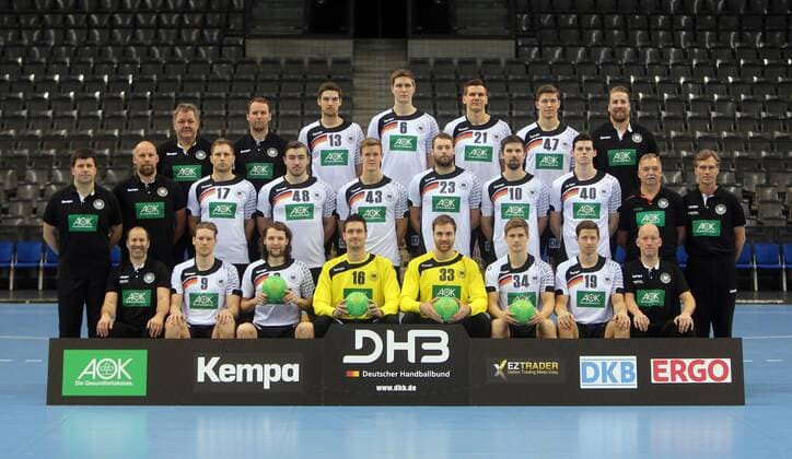 Bilder des Tages - Sport Handball, DHB Nationalmannschaft Fototermin DHB Pressekonferenz Deutschland, Stuttgart, 04.01.2016, Handball, DHB Fototermin: Obere Reihe v.l. Thomas Otto (Teamkoordinator), Dagur Sigurdsson (Trainer), Hendrik Pekeler, Finn Lemke, Erik Schmidt, Christian Dissinger, Oliver Roggisch (Teammanager). Mittlere Reihe v.l. Alexander Haase (Co-Trainer), Axel Kromer (Co-Trainer), Steffen Weinhold, Jannik Kohlbacher, Niclas Pieczkowski, Steffen Fäth, Fabian Wiede, Simon Ernst, Dr. Kurt Steuer (Mannschafsarzt), Peter Gräschus (Physiotherapeut). Untere Reihe v.l. Bernd Götzenberger (Physiotherapeut), Tobias Reichmann, Johannes Sellin, Carsten Lichtlein, Rune Dahmke, Martin Strobel, Dennis Finke (Physiotherapeut).
