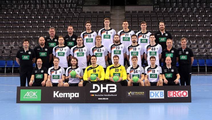 Stuttgart Handball Deutsche Nationalmannschaft Medientag, Mannschaftsfoto Hinten von links: Teamkoordinator Thomas Otto, Bundestrainer Dagur Sigurdsson, Hendrik Pekeler, Finn Lemke, Erik Schmidt, Christian Dissinger, Teammanager Oliver Roggisch Mitte: Co-Trainer Alexander Haase, Co-Trainer Axel Kromer, Steffen Weinhold, Jannik Kohlbacher, Niclas Pieczkowski, Steffen Fäth, Fabian Wiede, Simon Ernst, Mannschaftsarzt Prof. Dr. Kurt Steuer, Physiotherapeut Peter Gräschus Vorn: Physiotherapeut Bernd Götzenberger, Tobias Reichmann, Johannes Sellin, Carsten Lichtlein, Andreas Wolff, Rune Dahmke, Martin Strobel, Physiotherapeut Dennis Finke