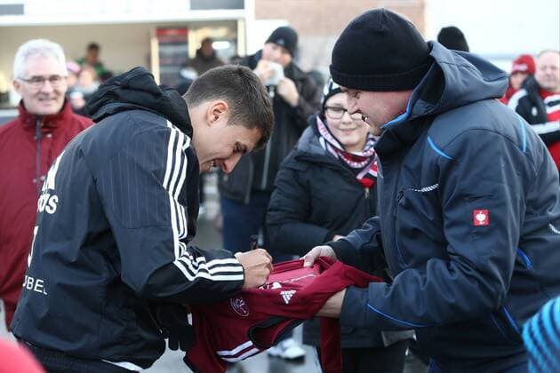 04.01.2016 - Fussball - 2. Fussball-Bundesliga - Saison 2015 2016 - 1. FC Nürnberg Nuernberg FCN - Training - MaWi - Alessandro Schöpf Schoepf (28, 1.FC Nürnberg FCN, links) - gibt Autogramm