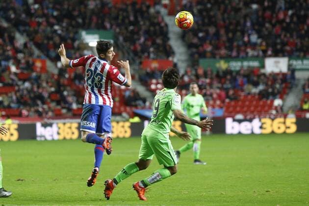 Fußball, Sporting Gijon - FC Getafe GIJON 15.12.2015. ESTADIO DEL MOLINON. 