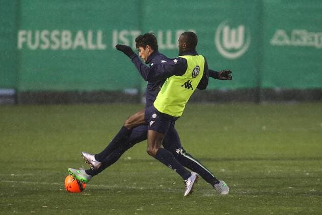Zweikampf - Josuha Guilavogui (re.) gegen Felipe Lopes (VfL Wolfsburg) - 1. Fussball Bundesliga Saison 2015-2016 Trainingsauftakt VfL Wolfsburg an der Volkswagen Arena in Wolfsburg - Deutschland, Fussball, Mann, Maenner,04.01.2016