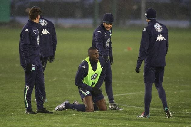 Verletzt - Josuha Guilavogui (VfL Wolfsburg) - 1. Fussball Bundesliga Saison 2015-2016 Trainingsauftakt VfL Wolfsburg an der Volkswagen Arena in Wolfsburg - Deutschland, Fussball, Mann, Maenner,04.01.2016