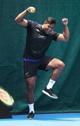 04.01.2016. Auckland, New Zealand. All Blacks player Julian Savea does a dance during a promotional match ahead of the ASB Classic Tennis Women s tournamnent. ASB Tennis Centre, Stanley st, Auckland, New Zealand. Monday 4 January 2016. xAndrewxCornagax  ActionPlus11693988