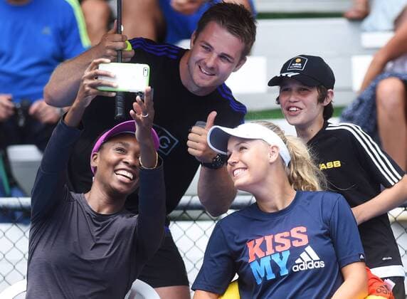 04.01.2016. Auckland, New Zealand. Sam Cane with Venus Williams, Caroline Wozniacki and a ball boy as they pose for a selfie during a promotional match ahead of the ASB Classic Tennis Women s tournamnent. ASB Tennis Centre, Stanley st, Auckland, New Zealand. Monday 4 January 2016. xAndrewxCornagax  ActionPlus11694003