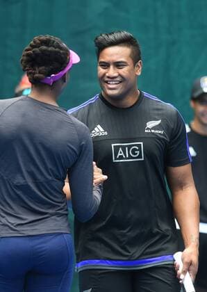04.01.2016. Auckland, New Zealand. All Blacks player Julian Savea with Venus Williams during a promotional match ahead of the ASB Classic Tennis Women s tournamnent. ASB Tennis Centre, Stanley st, Auckland, New Zealand. Monday 4 January 2016. xAndrewxCornagax  ActionPlus11694005