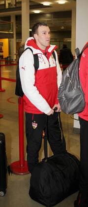 VFB Stuttgart 05.01.2016 Deutschland Fußball Bundesliga VFB Stuttgart Abflug ins Trainingslager nach Belek ( Türkei), Kevin Großkreutz am Flughafen.