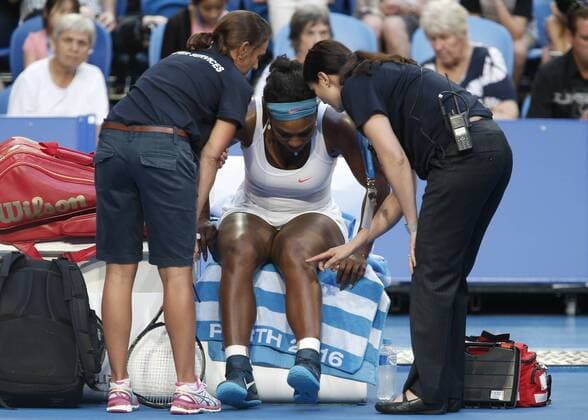 Tennis, Hopman Cup, Serena Williams muss verletzt aufgeben Jan. 5, 2016 - Perth, Western Australia, AUSTRALIA - SERENA WILLIAMS (USA) is assisted by trainers before retiring against JARMILA WOLFE (AUS) during the women s singles match on Day 3 at the Hopman Cup tennis tournament in Perth, Australia, Tuesday Jan. 5, 2016. Hopman Cup Tennis - ZUMAk129