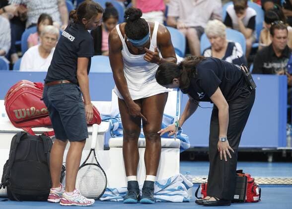 Tennis, Hopman Cup, Serena Williams muss verletzt aufgeben Jan. 5, 2016 - Perth, Western Australia, AUSTRALIA - SERENA WILLIAMS (USA) points to her injured knee before retiring hurt against JARMILA WOLFE (AUS) during the women s singles match on Day 3 at the Hopman Cup tennis tournament in Perth, Australia, Tuesday Jan. 5, 2016. Hopman Cup Tennis - ZUMAk129