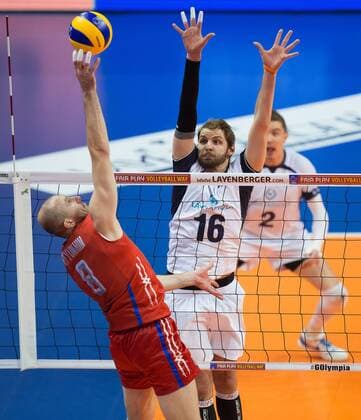 Volleyball, EM Quali, Finnland - Russland Berlin, Deutschland, 05.01.2016: Volleyball Olympia Qualifikation Männer Maenner 2016 - Spiel 1 Finnland - Russland. Sergey Tetyukhin (Russia 8) gegen den Block aus Oli-Pekka Ojansivu (Finland 16)