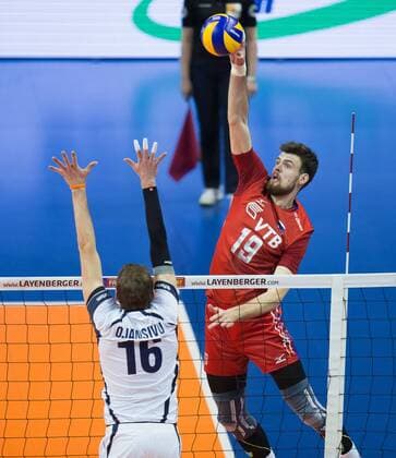 Volleyball, EM Quali, Finnland - Russland Berlin, Deutschland, 05.01.2016: Volleyball Olympia Qualifikation Männer Maenner 2016 - Spiel 1 Finnland - Russland. Egor Kliuka (Russia 19) gegen den Block aus Oli-Pekka Ojansivu (Finland 16)