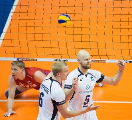 Volleyball, EM Quali, Finnland - Russland Berlin, Deutschland, 05.01.2016: Volleyball Olympia Qualifikation Männer Maenner 2016 - Spiel 1 Finnland - Russland. Niklas Seppänen Seppaenen (Finland 6) und Antti Siltala (Finland 5) jubeln, links Sergey Grankin (Russia 5) unzufrieden