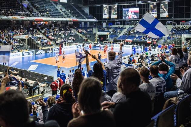 Volleyball, EM Quali, Finnland - Russland Berlin, Deutschland, 05.01.2016: Volleyball Olympia Qualifikation Männer Maenner 2016 - Spiel 1 Finnland - Russland. Fans von Finnland feiern ihre Mannschaft