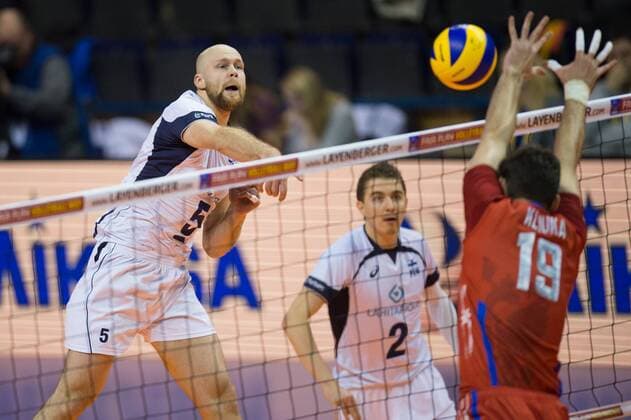 Volleyball, EM Quali, Finnland - Russland 05.01.2016, Max Schmeling Halle, Berlin Volleyball, Olympiaqualifikation, Finnland (FIN) vs. Russland (RUS) Angriff Antti Siltala ( 5 FIN) - Block Egor Kliuka ( 19 RUS)