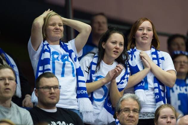 Volleyball, EM Quali, Finnland - Russland 05.01.2016, Max Schmeling Halle, Berlin Volleyball, Olympiaqualifikation, Finnland (FIN) vs. Russland (RUS) Feature Zuschauer Fans Fan Fanblock Finnland enttäuscht enttaeuscht traurig