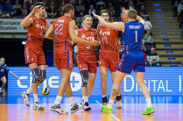 Volleyball, EM Quali, Finnland - Russland 05.01.2016, Max Schmeling Halle, Berlin Volleyball, Olympiaqualifikation, Finnland (FIN) vs. Russland (RUS) Jubel Artem Volvich ( 4 RUS), Alexander Markin ( 22 RUS), Sergey Grankin ( 5 RUS), Maxim Mikhaylov ( 17 RUS), Alexey Obmochaev ( 1 RUS)