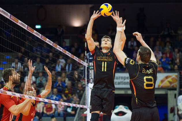 05.01.2016, Max Schmeling Halle, Berlin Volleyball, Olympiaqualifikation, Deutschland (GER) vs. Belgien (BEL) Zuspiel Lukas Kampa ( 11 GER), Marcus Böhme Boehme ( 8 GER)