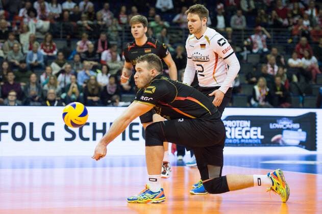 05.01.2016, Max Schmeling Halle, Berlin Volleyball, Olympiaqualifikation, Deutschland (GER) vs. Belgien (BEL) Annahme Denys Kaliberda ( 6 GER)