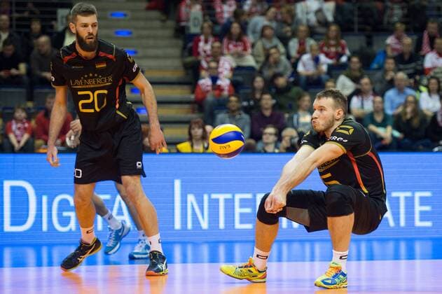 05.01.2016, Max Schmeling Halle, Berlin Volleyball, Olympiaqualifikation, Deutschland (GER) vs. Belgien (BEL) Philipp Collin ( 20 GER), Annahme Denys Kaliberda ( 6 GER)