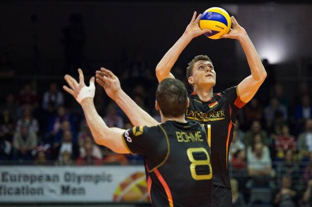 05.01.2016, Max Schmeling Halle, Berlin Volleyball, Olympiaqualifikation, Deutschland (GER) vs. Belgien (BEL) Marcus Böhme Boehme ( 8 GER), Zuspiel Lukas Kampa ( 11 GER)