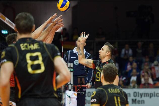 05.01.2016, Max Schmeling Halle, Berlin Volleyball, Olympiaqualifikation, Deutschland (GER) vs. Belgien (BEL) Angriff Georg György Gyoergy Grozer ( 9 GER)